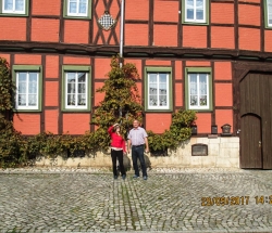 Vor dem Schachmuseum in Ströbeck